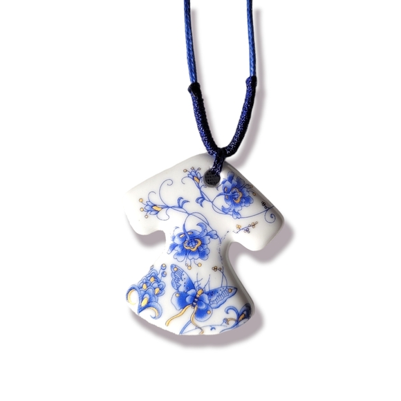 Hand Crafted Blue & White Porcelain Chinoiserie Pendant Necklace - Picture 3 of 5